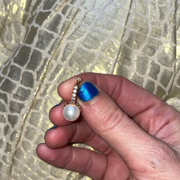 Huggies pearls gold tone and swarovski crystal earrings. - Picture 3 of 6